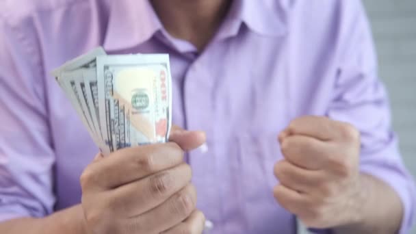 Mão homem segurando-nos dólar dinheiro — Vídeo de Stock