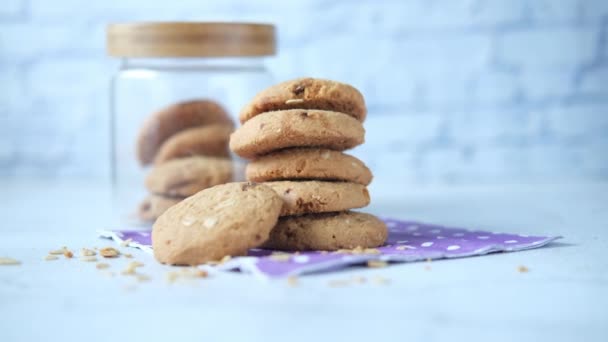 Pila de galletas enteras sobre fondo de madera — Vídeos de Stock