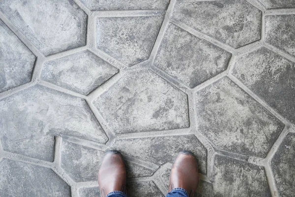 Hombre en zapato en el piso de hormigón. pov — Foto de Stock