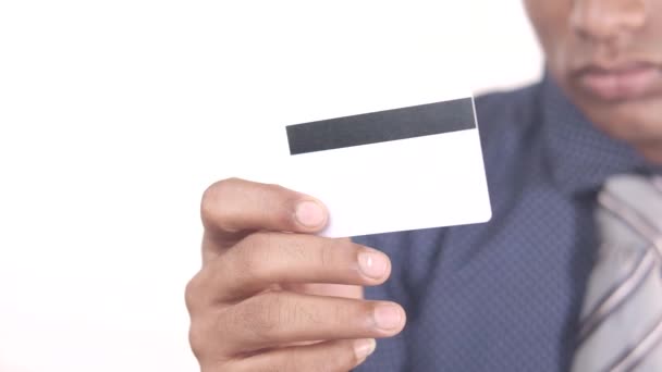 Persona que sostiene la tarjeta de crédito aislada en blanco — Vídeo de stock