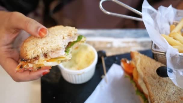 Rebanada de sándwich de pollo medio comido en la cafetería — Vídeo de stock