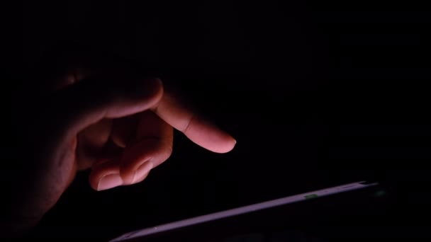 Крупним планом молода людина рука використовує смартфон вночі — стокове відео