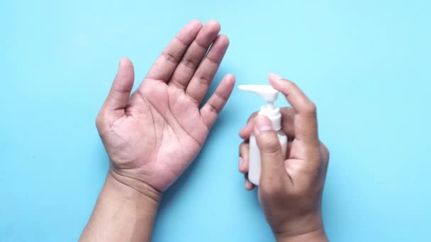 Hombre aplicando crema de belleza sobre la piel — Vídeo de stock