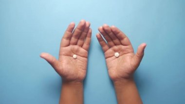 Çocuk elinin avucundaki ilaç haplarını kapat. 