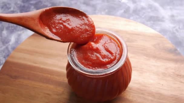 Tomatensauce in einem kleinen Glas mit frischen Tomaten auf dem Tisch — Stockvideo