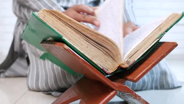 Muslim man hand hålla Helig bok Koranen med kopia utrymme — Stockvideo