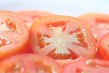 Su damlacıklı taze domates. 