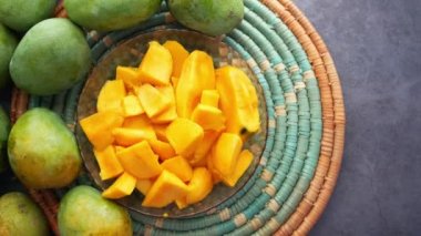  Sarı olgun kesim mango bir kase içinde tepeden aşağı 