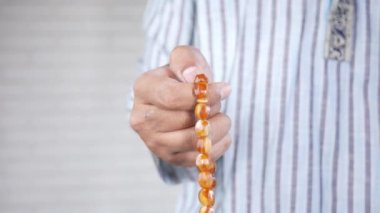 Müslüman adam Ramazan 'da dua ederken el ele tutuşup yaklaş. 