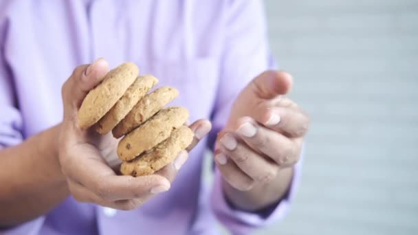 Palmare pila di biscotti integrali con spazio copia — Video Stock