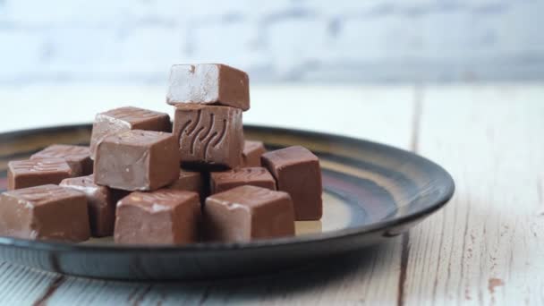 Trozos de chocolate negro en el plato . — Vídeos de Stock