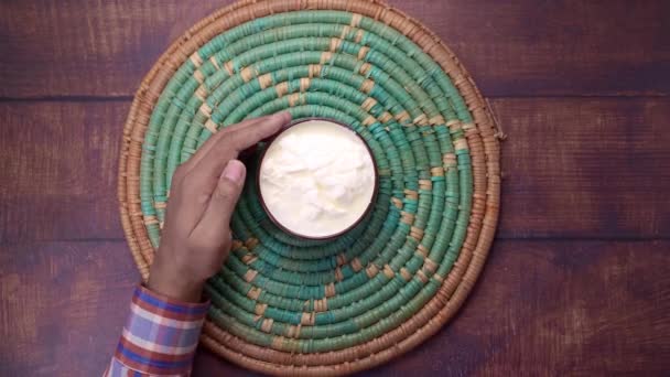 Vista superior do homem mão comendo iogurte fresco de uma tigela — Vídeo de Stock