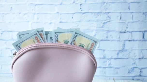 Primer plano de dinero en efectivo en recoger la cartera de color en la mesa. — Vídeos de Stock