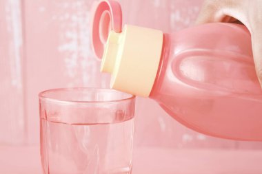 Masadaki bardağa su dök. 