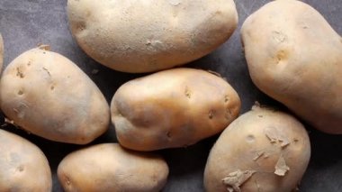 Siyah arkaplanda çiğ patatesin üst görüntüsü 