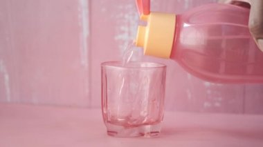 Masadaki bardağa su dök. 