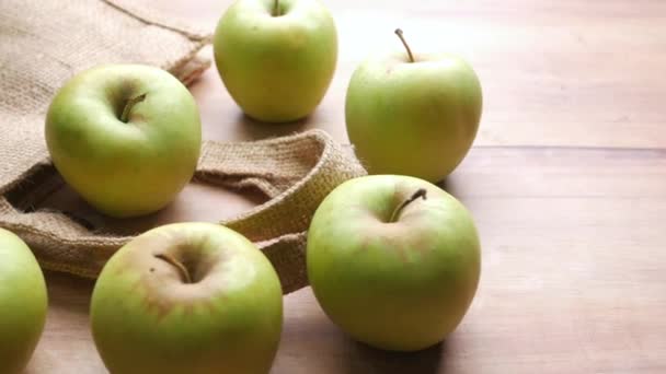 Torba na zakupy z zielonym jabłkiem na drewnianym tle — Wideo stockowe