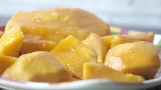 Äta gul mogen skuren mango i en skål närbild — Stockvideo