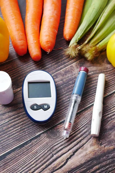 Outils de mesure diabétiques et légumes frais sur table — Photo