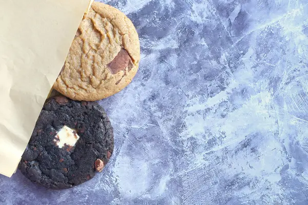 Primer plano de galletas dulces sobre fondo negro —  Fotos de Stock