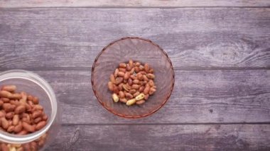 Masanın üstündeki kasede işlenmiş bezelye fıstığı. .