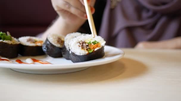 Persona che tiene Sushi con bacchetta. — Video Stock