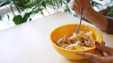 Sağlıklı yemek yiyen genç kadınlar 