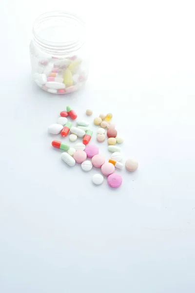 Primo piano di molte pillole colorate e capsule — Foto Stock