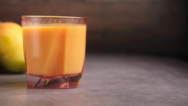 Vers mangosap met melk in een glas op tafel — Stockvideo