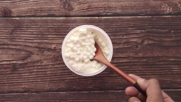 Queijo feta em um recipiente no fundo preto — Vídeo de Stock