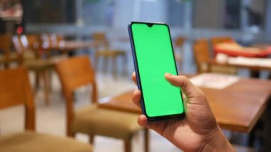Kafede akıllı telefon kullanan kadınların arka planı 