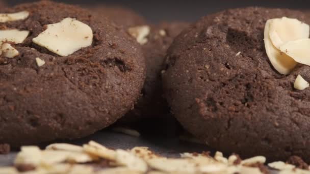 Αμυγδαλωτά γλυκά μπισκότα σε ξύλινο τραπέζι — Αρχείο Βίντεο