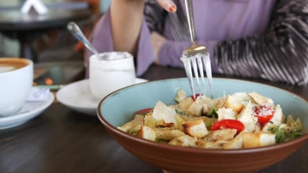 Mulheres mão comer césar salada em uma tigela no café — Vídeo de Stock