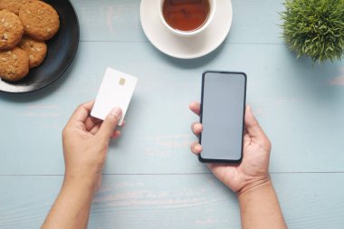 Kredi kartının en üst görüntüsü ve online akıllı telefon alışverişi 