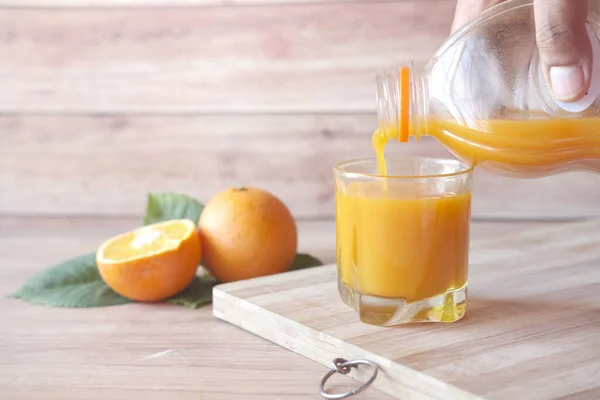 Zumo de naranja y naranja fresco en la mesa con espacio para copiar — Foto de Stock