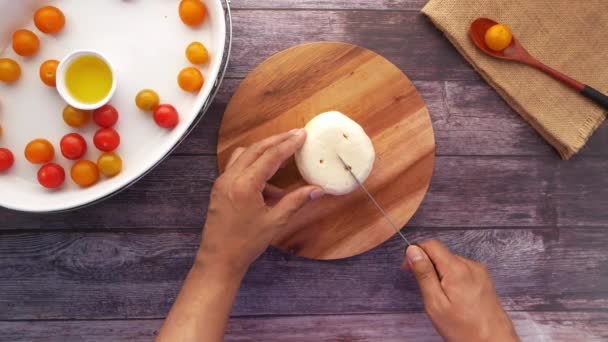 Vue du dessus du fromage sur une planche à découper — Video