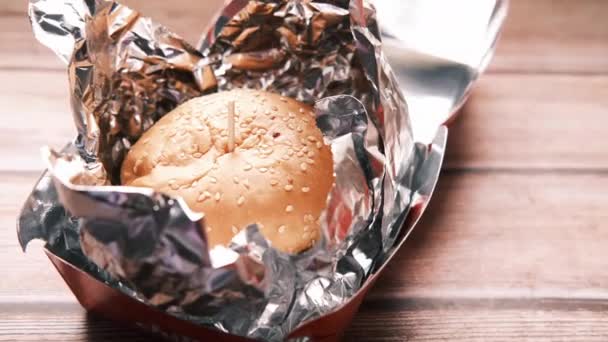 Burger de bœuf dans une boîte à emporter sur la table — Video