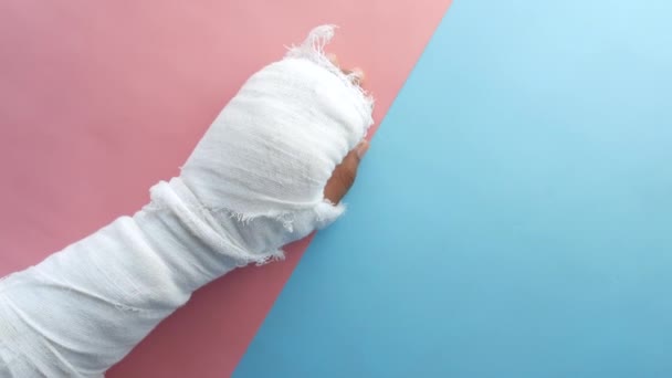 Sérült fájdalmas kéz kötés a színes háttér — Stock videók