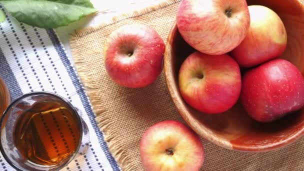 Oțet de mere în sticlă cu mere proaspete pe masă — Videoclip de stoc