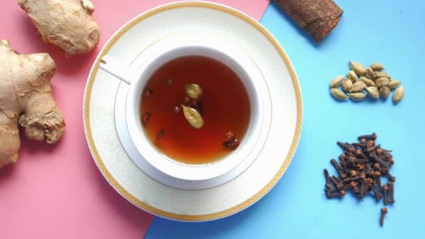 Widok z góry herbaty ziołowej i składnik na stole — Wideo stockowe