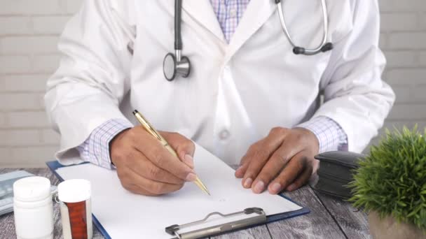 Doctor scris de mână prescripție pe birou, închide . — Videoclip de stoc