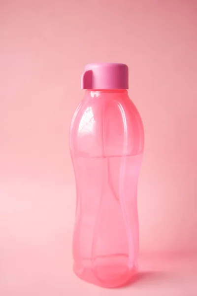 Água potável fresca em uma garrafa de cor rosa — Fotografia de Stock
