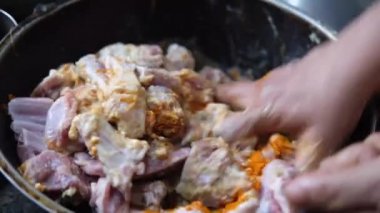 Baharatları ve yemek malzemelerini kırmızı etle karıştırmak 