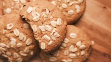 Ahşap arka planda bir yığın yemek kurabiyesi