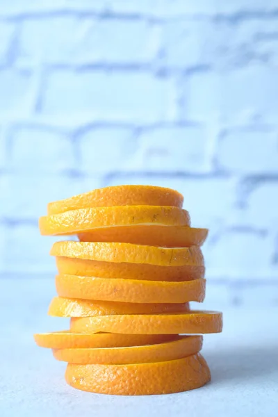 Close up de fatia de fruta laranja no fundo de madeira — Fotografia de Stock