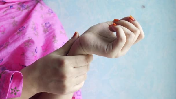 Las mujeres jóvenes las manos que sufren dolor de muñeca contra la pared — Vídeo de stock