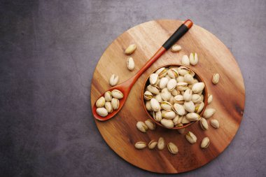 Siyah arka planda bir kasede fındık. 