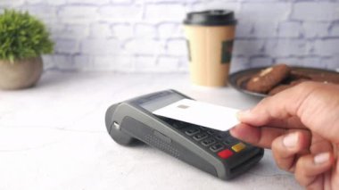 genç bir adamın kredi kartıyla ödeme yapması konsepti.