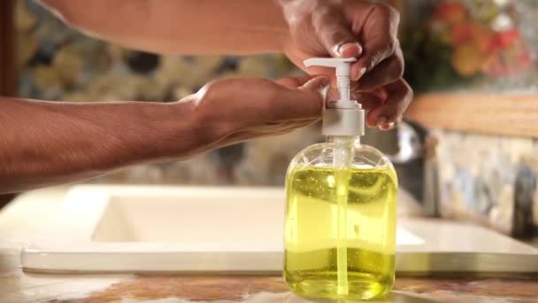 Giovane uomo lavarsi le mani con acqua calda sapone — Video Stock