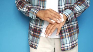  Adam ıslak mendille ellerini dezenfekte ediyor..